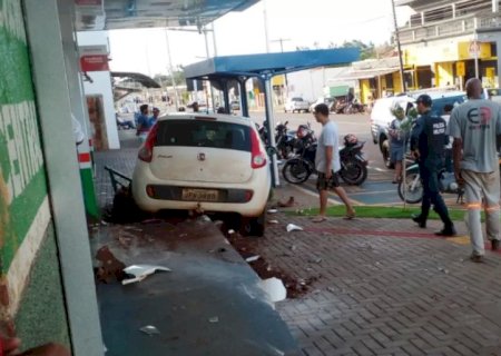 Veículo invade calçada e para em frente a farmácia em Vicentina