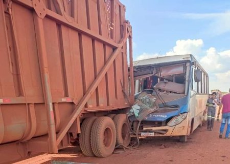 Ônibus com trabalhadores se envolve em acidente em estrada vicinal