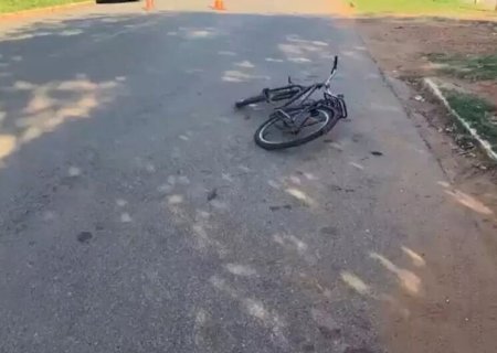 Ciclista é atropelado por carro em cruzamento e morre