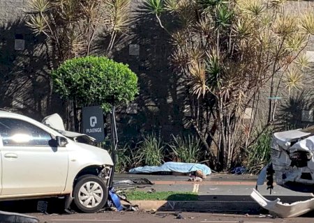 Mulher morre em colisão entre carro e moto