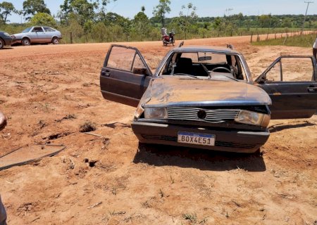 Ivinhema - Motorista perde controle da direção e capota veículo em estrada vicinal de acesso a Gleba Santa Luiza