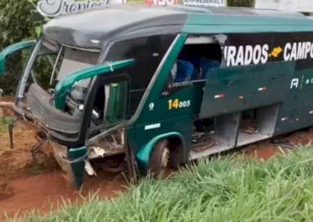 Ônibus com destino a Campo Grande cai em barranco e 8 pessoas ficam feridas