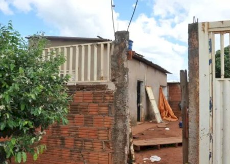 Homem sem identificação é morto a golpes de pauladas e tijolo