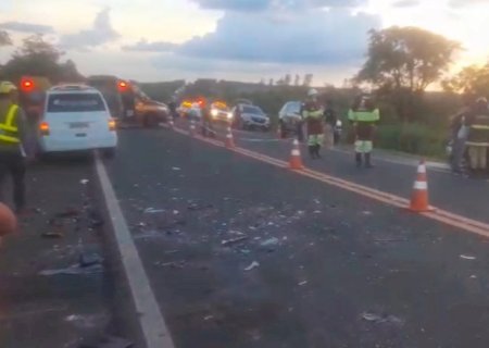 Mulher morre e dois ficam em estado grave em colisão frontal na BR-163