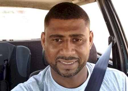 Ao colocar o celular para carregar no banheiro, homem sofre descarga elétrica e morre