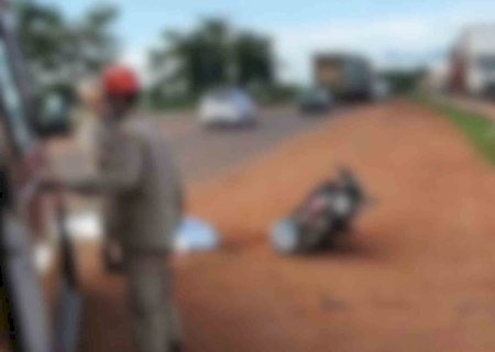 Motociclista morre ao ser atropelado por carreta de eucalipto ao tentar fazer travessia em rodovia