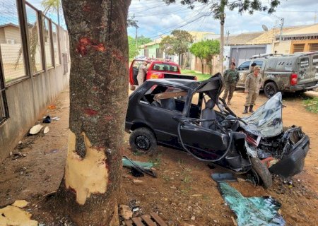 Em fuga do BOPE, suspeitos perdem controle da direção e carro ‘abraça árvore’