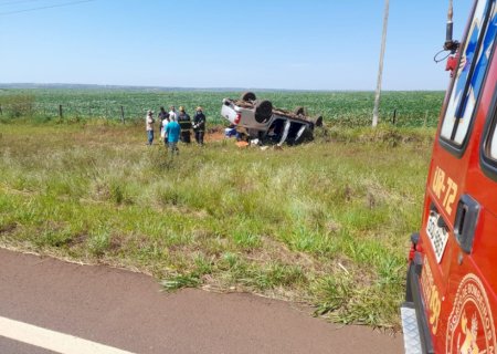 Caminhonete capota na MS-338