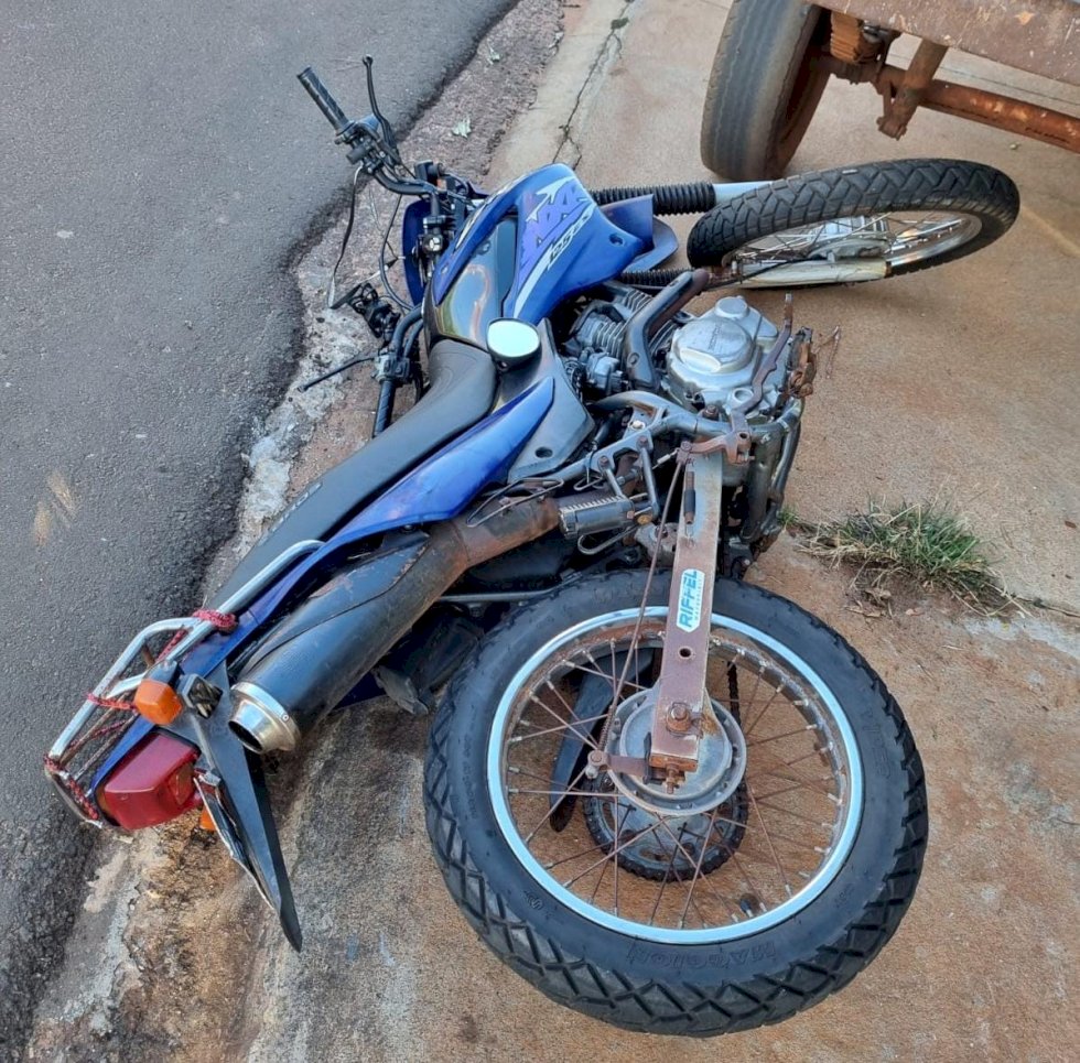 Ivinhema - Acidente envolvendo carro e moto deixa no bairro centro deixa uma mulher ferida