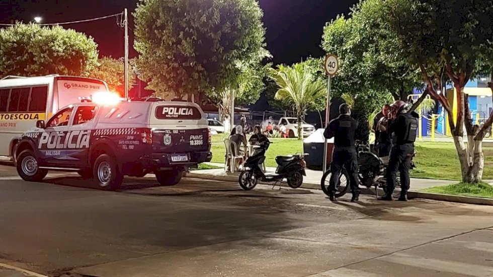Com latas de cerveja e ferimentos causados por queda de moto, jovem é preso em Santa Rita do Pardo