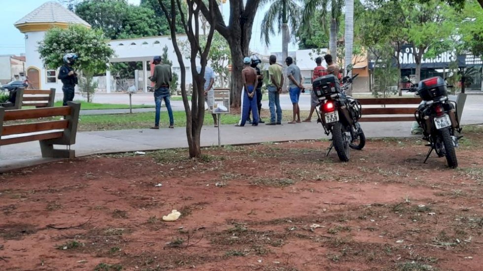 Homem tenta enforcar mulher em praça de Bataguassu e população impede o crime