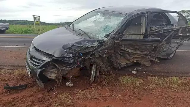 Carro fica destruído ao bater na lateral de caminhão em rodovia