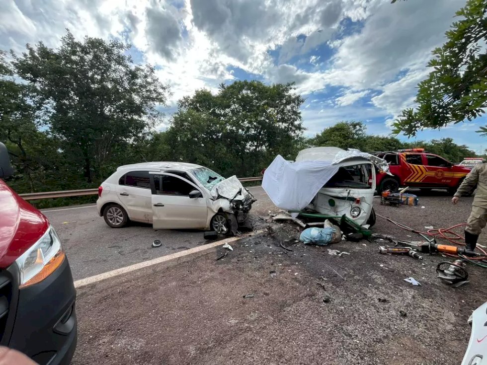 Colisão entre veículos deixa cinco feridos e um morto na BR-262