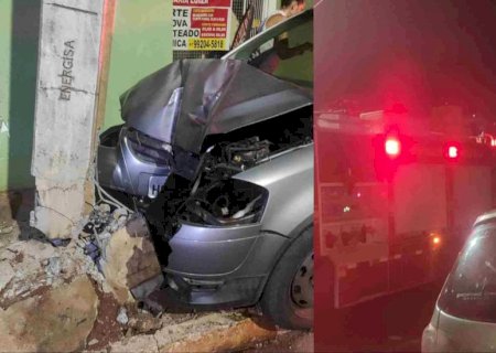 Motorista é socorrida por moradores após dormir ao volante e bater em poste