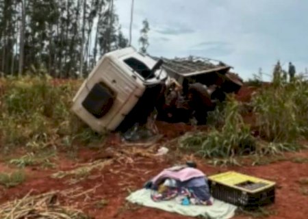 Motorista perde controle da direção e caminhão tomba na MS 278