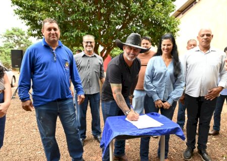 Prefeito assinou ordem de serviço para pavimentação asfáltica no Distrito de Amandina