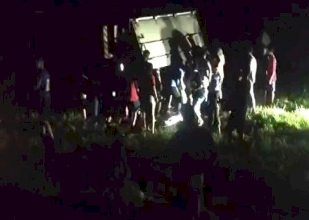 Carreta que saiu de Dourados tem carga saqueada após tombar em MS
