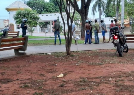 Homem tenta enforcar mulher em praça de Bataguassu e população impede o crime