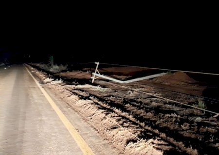 Forte vendaval derruba vários poste de alta tensão e várias arvores na MS-145