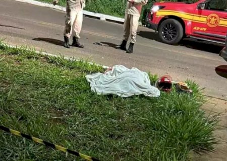 Motociclista é arremessada e morre durante colisão com caminhonete