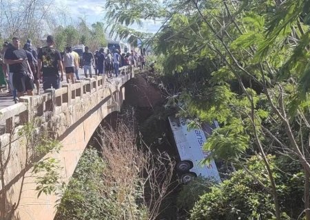 Acidente envolvendo dois veículos mata seis pessoas e deixa dezenas de feridos