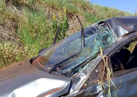 Veículo capota ao desviar de animal silvestre na MS-040