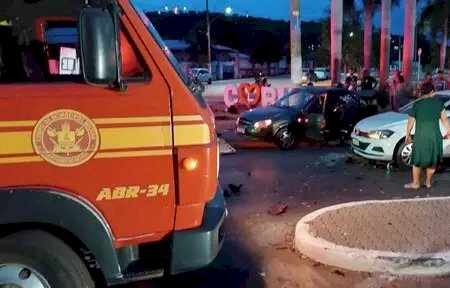 Acidente entre três carros deixa um morto e seis feridos graves