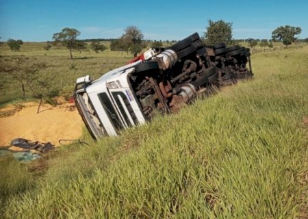 Carreta tomba e família é resgatada sem ferimentos na MS-040 durante a madrugada