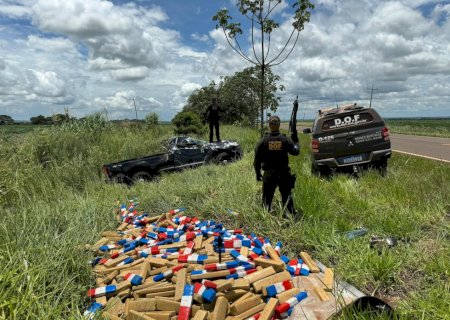Camionete fura bloqueio do DOF e capota com quase uma tonelada de maconha