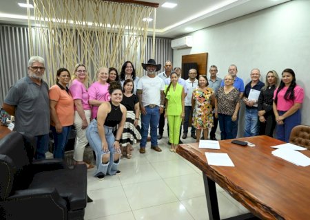 Prefeito de Ivinhema assina convênios com entidades