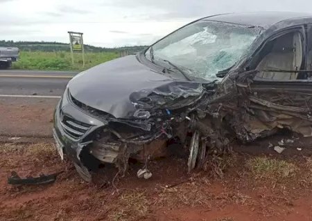 Carro fica destruído ao bater na lateral de caminhão em rodovia