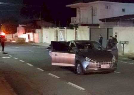 Jovem é morto a tiros dentro de carro