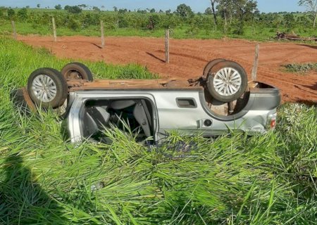 Ao desviar de buraco, condutor perde o controle e capota saveiro na MS-040