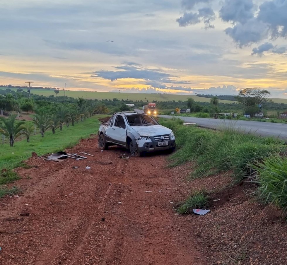 Nova Andradina - Motorista perde controle da direção capota veículo na BR 376