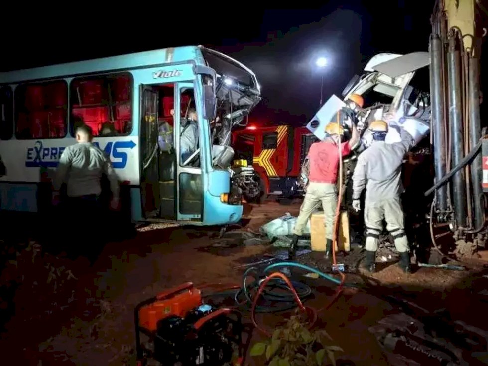 Ferido em acidente entre caminhão e ônibus, jovem morre a caminho de hospital