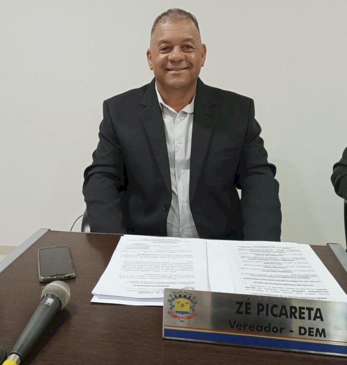 Zé Picareta reivindicou a troca de lâmpadas queimadas na Gleba Ouro Verde e o patrolamento da estrada da Gleba Azul