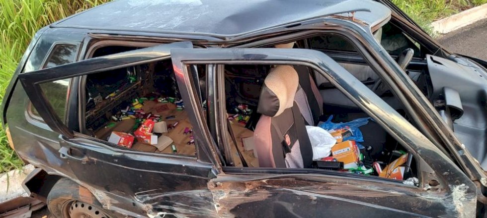 Veículo carregado com mercadorias contrabandeada capota na BR-267 e condutor foge