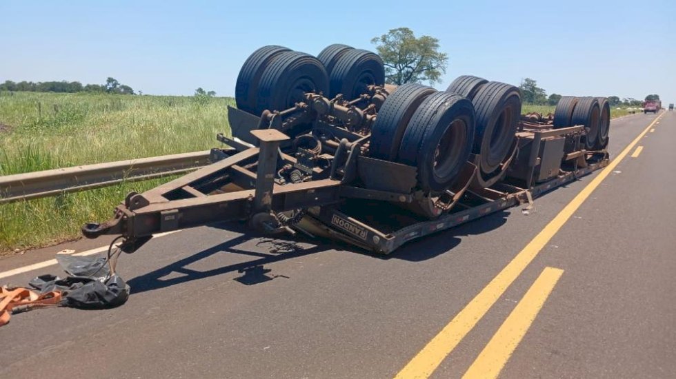 Motorista é fechado na MS-040, parte da carga tomba e pega fogo