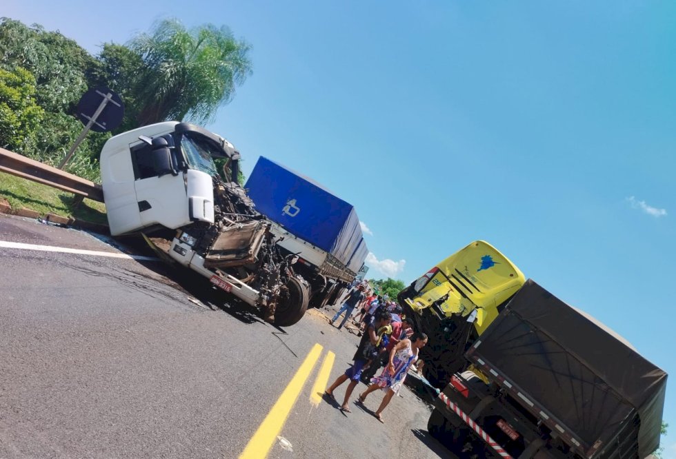 Acidente entre carretas e ônibus com mais de 40 passageiros deixa um morto e feridos na BR-163, em MS