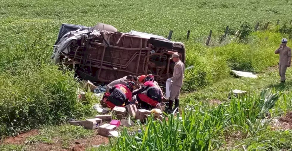 Kombi capota depois de bater em lateral de caminhão