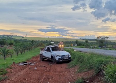 Nova Andradina - Motorista perde controle da direção capota veículo na BR 376