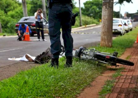 Pneu de bicicleta elétrica trava, mulher cai e morre