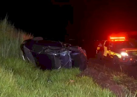 Carro capota várias vezes por 130 metros, passageiro é arremessado e morre