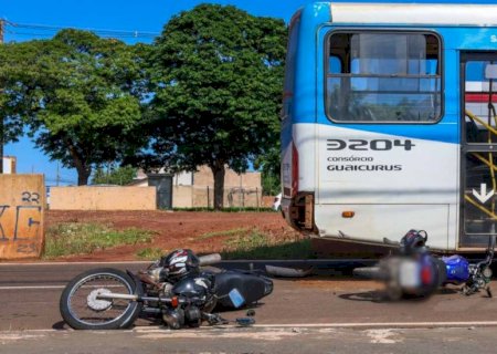 Idosa e neto ficam feridos em acidente com ônibus e duas motos