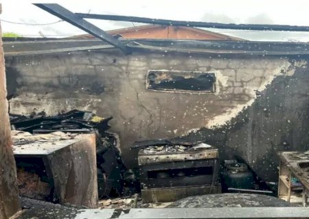Mulher descobre traição e incendeia casa com marido dentro
