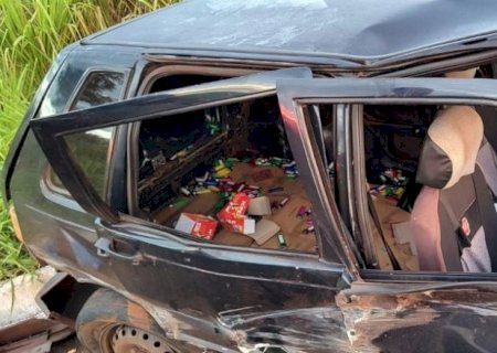 Veículo carregado com mercadorias contrabandeada capota na BR-267 e condutor foge