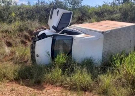 Após motorista perder controle, caminhão tomba na MS-112