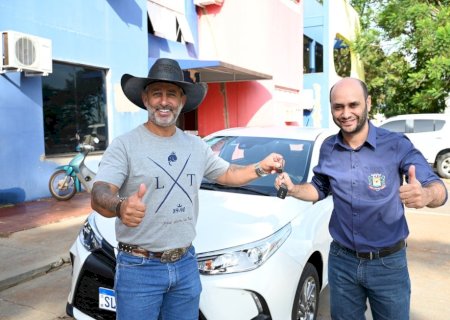 Prefeitura de Ivinhema compra carro zero km para atender secretaria de educação