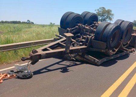 Motorista é fechado na MS-040, parte da carga tomba e pega fogo