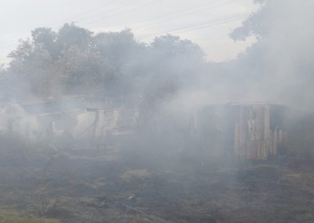 Ivinhema - Bombeiros combate incêndio as margens da rodovia MS 141 no acampamento sem terra